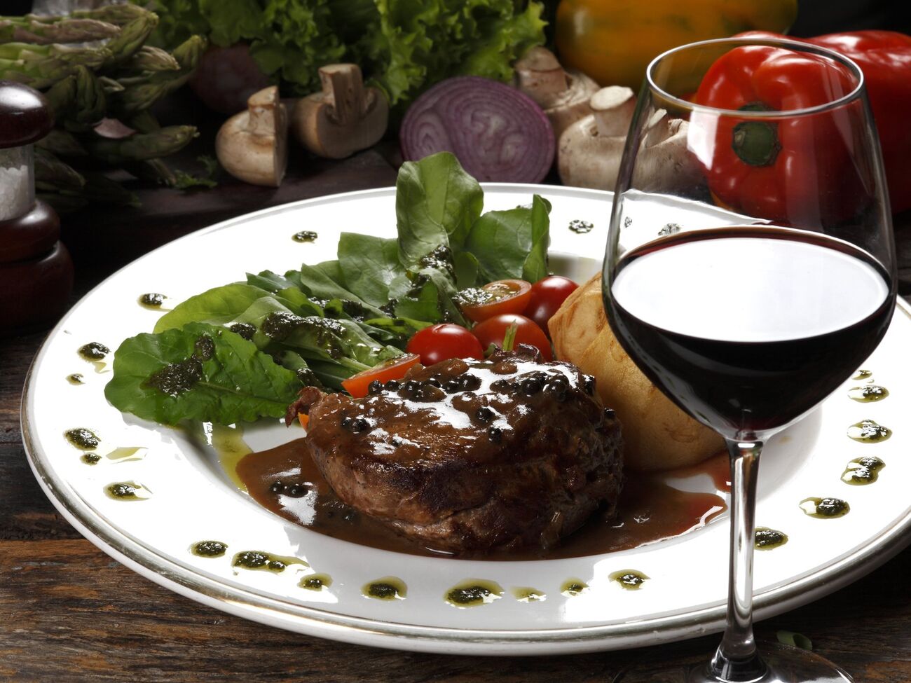 Красное вино подходит для приготовления мяса и соусов