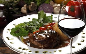 Красное вино подходит для приготовления мяса и соусов