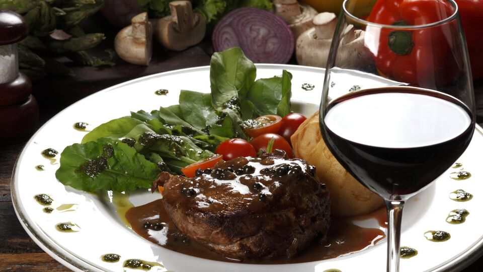 Красное вино подходит для приготовления мяса и соусов