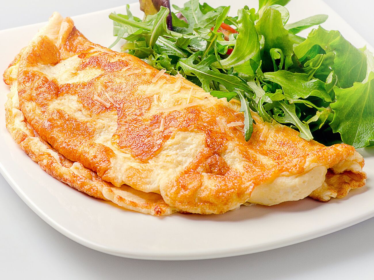 Омлет подают сразу после приготовления