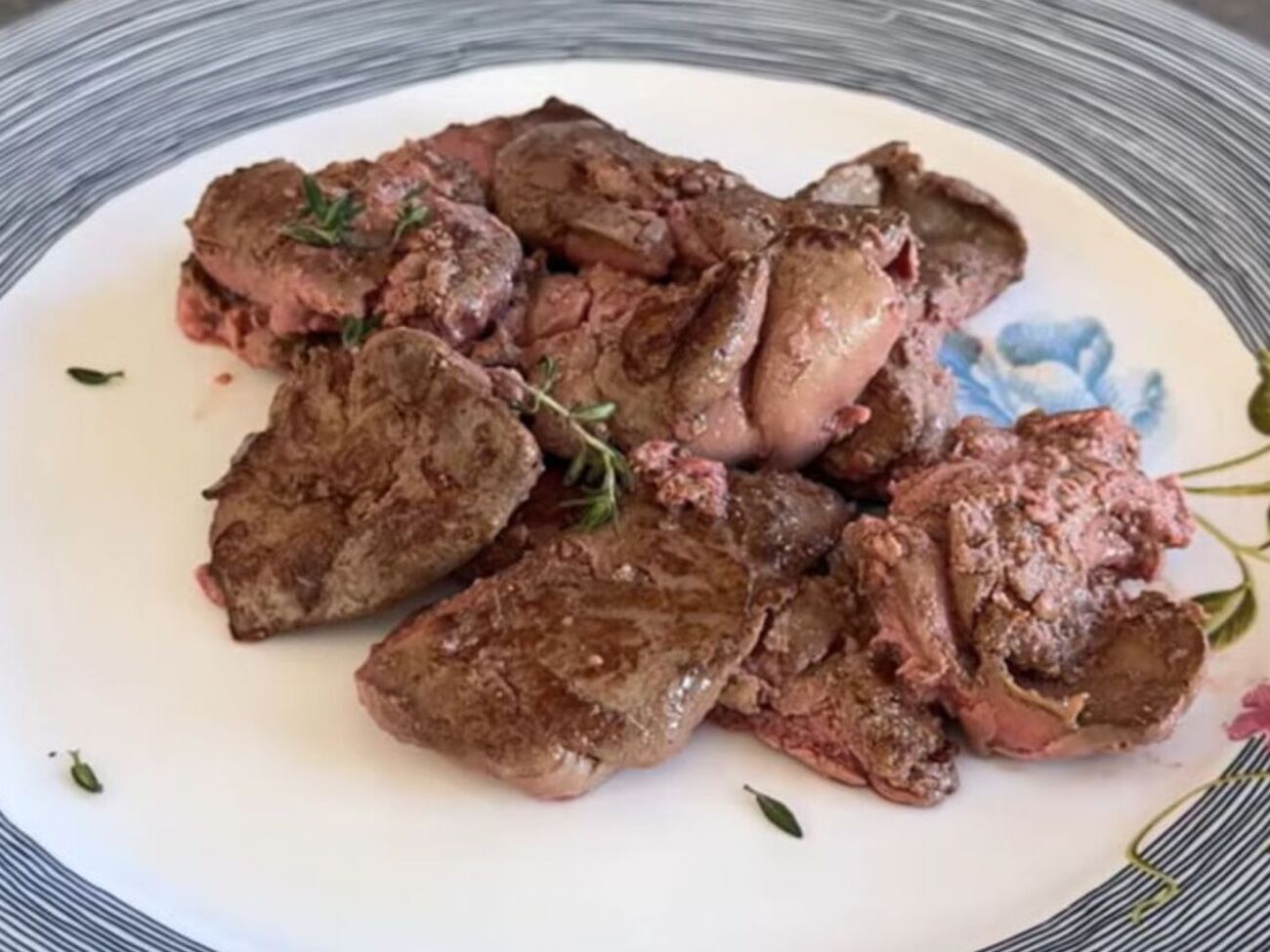 Печінку обов'язково зачистьте від плівок і судин. Це головний секрет, щоб вона не гірчила