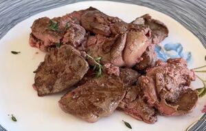 Печінку обов'язково зачистьте від плівок і судин. Це головний секрет, щоб вона не гірчила