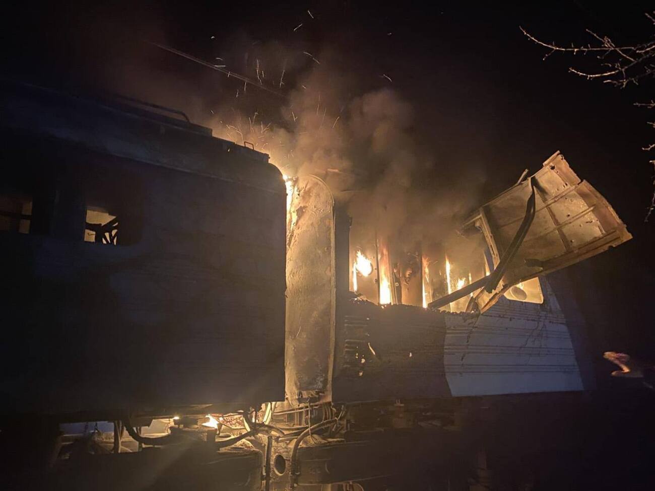 В результате удара по поезду пассажиры не пострадали