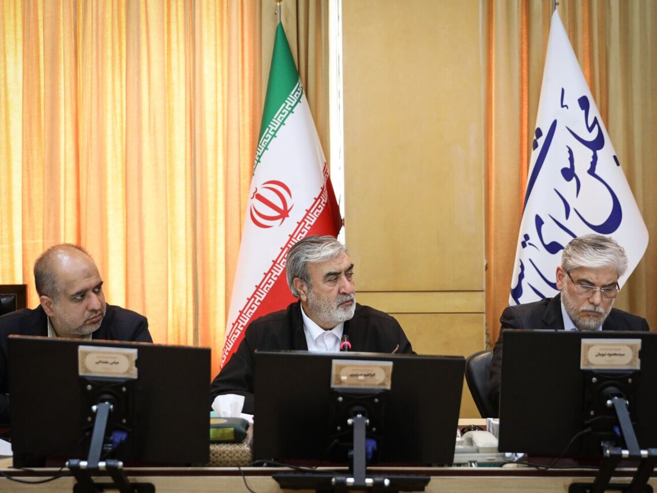 Азізі (посередині) заявив, що Україна "фактично вступила у війну" з Іраном