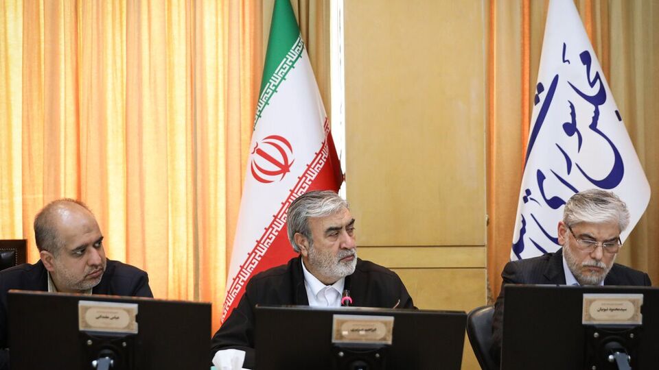 Азизи (посередине) заявил, что Украина "фактически вступила в войну" с Ираном