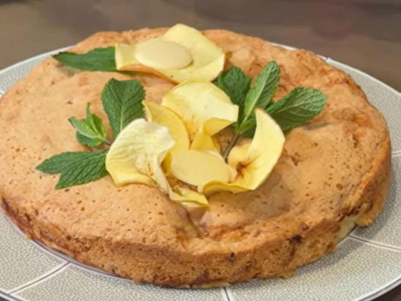 Випікайте пиріг у розігрітій до 170 °C духовці 35 хвилин