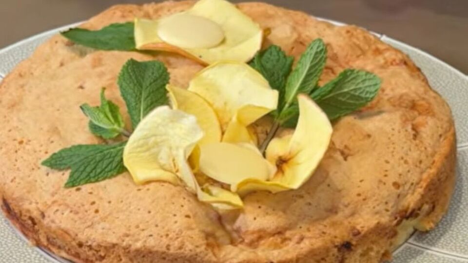 Выпекайте пирог в разогретой до 170 °C духовке 35 минут