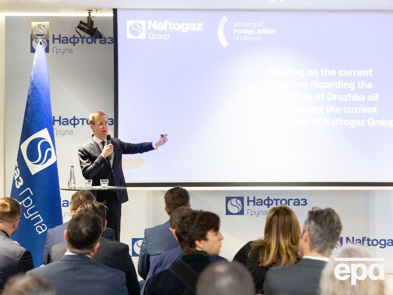 На брифинге презентовали материалы о последствиях атаки на "Дружбу", в том числе фото- и видеозаписи с места происшествия