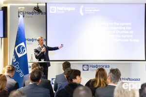 На брифинге презентовали материалы о последствиях атаки на "Дружбу", в том числе фото- и видеозаписи с места происшествия