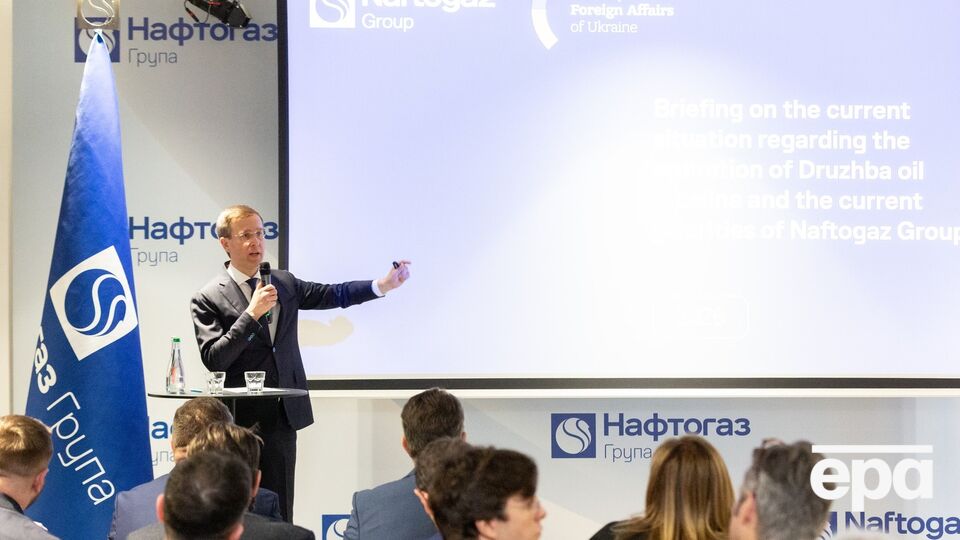 На брифинге презентовали материалы о последствиях атаки на "Дружбу", в том числе фото- и видеозаписи с места происшествия