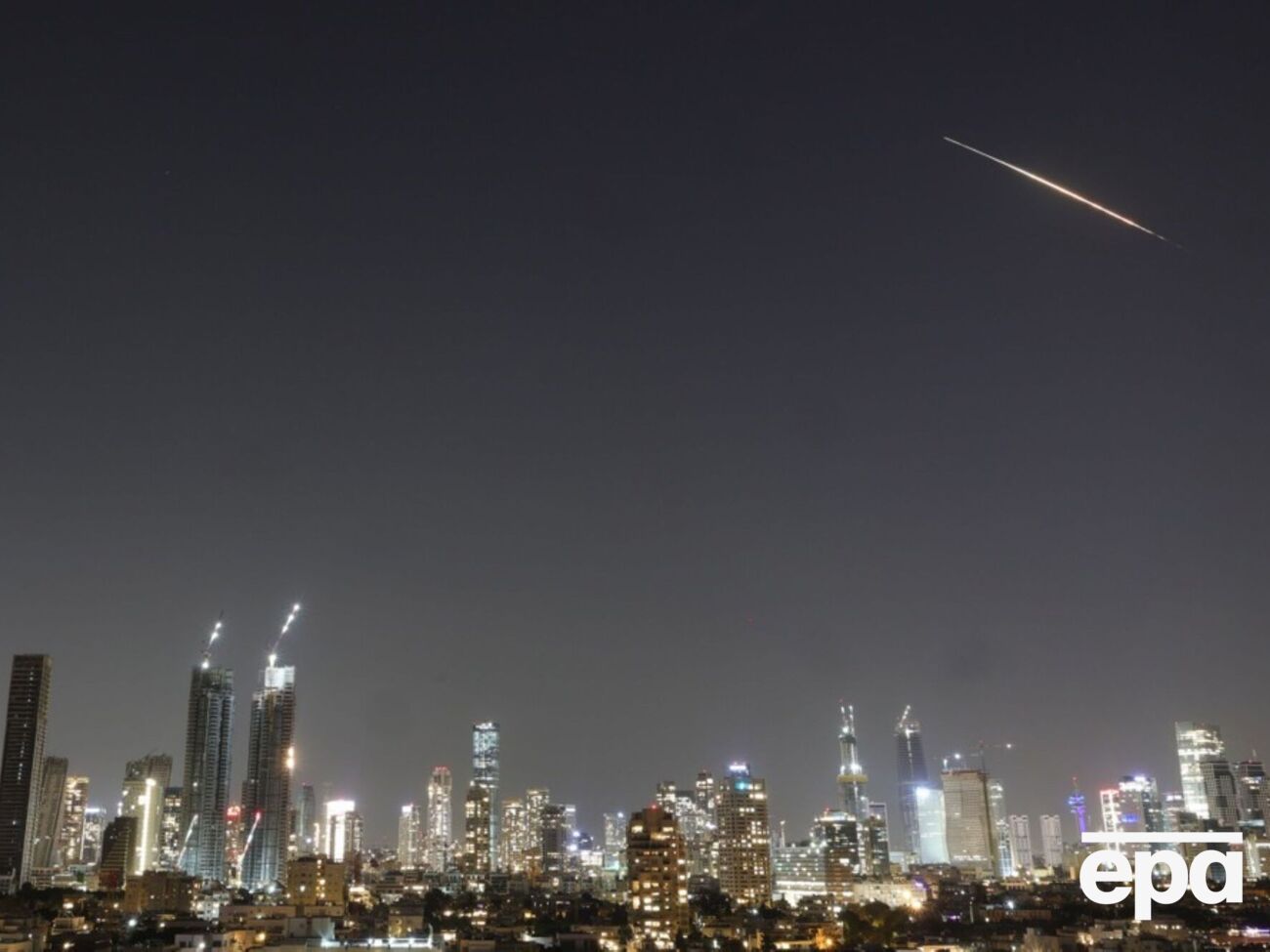 Атаки Ирана, в том числе ракеты с кассетными боеприпасами, дополнительно нагружают систему противоракетной обороны Израиля