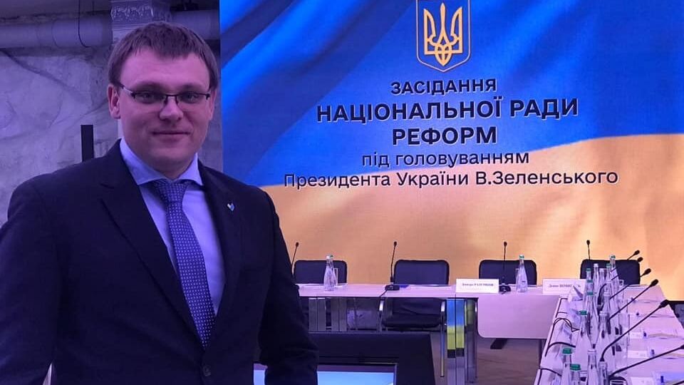 В 2009 году Кривонос был признан виновным в подкупе избирателей, но освобожден от ответственности благодаря фиктивному отцовству, говорится в видео экс-нардепа Березы