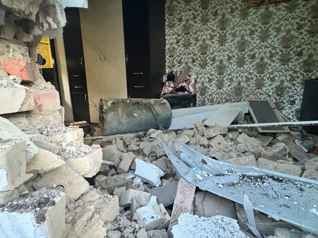 Жилой дом в Василькове после российского обстрела полуразрушен, семью эвакуировали