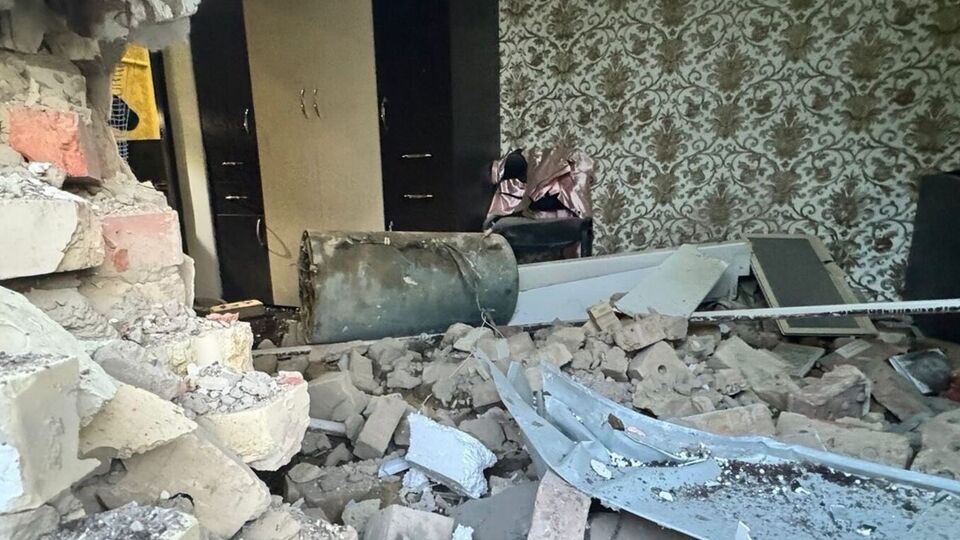 Жилой дом в Василькове после российского обстрела полуразрушен, семью эвакуировали