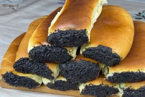 Выпекайте пироги примерно 50 минут до золотистой корочки