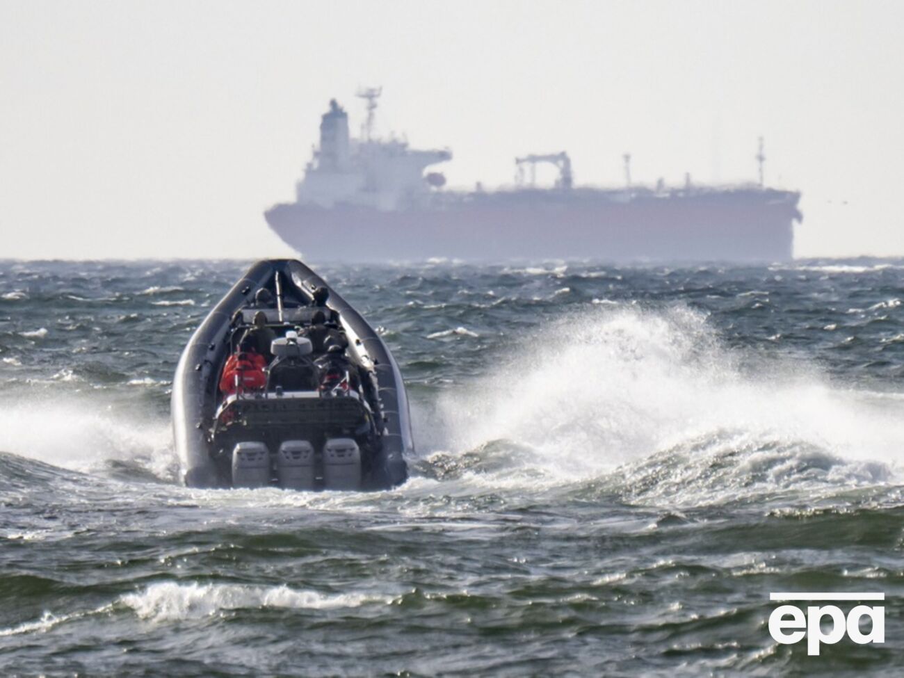 Капитана судна задержали по подозрению в использовании фальшивых документов