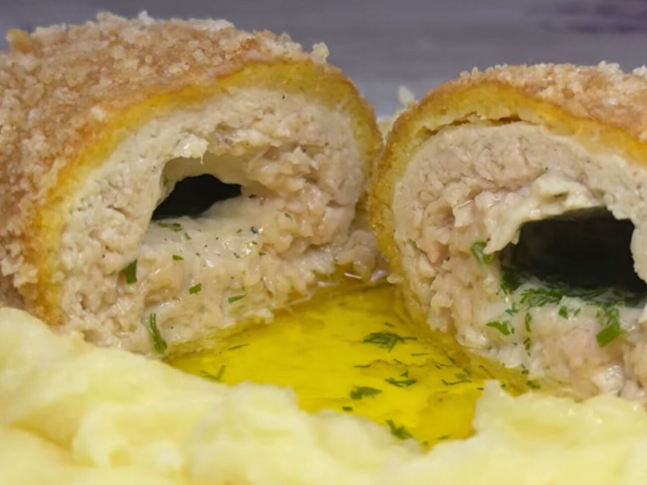 Котлеты по-киевски нужно запечь в духовке после обжаривания