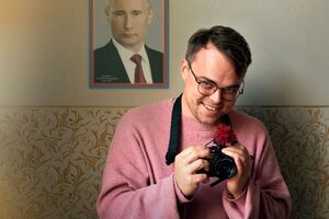 Таланкин на русском языке со сцены призвал "остановить все войны", но не уточнил, кто именно должен это сделать