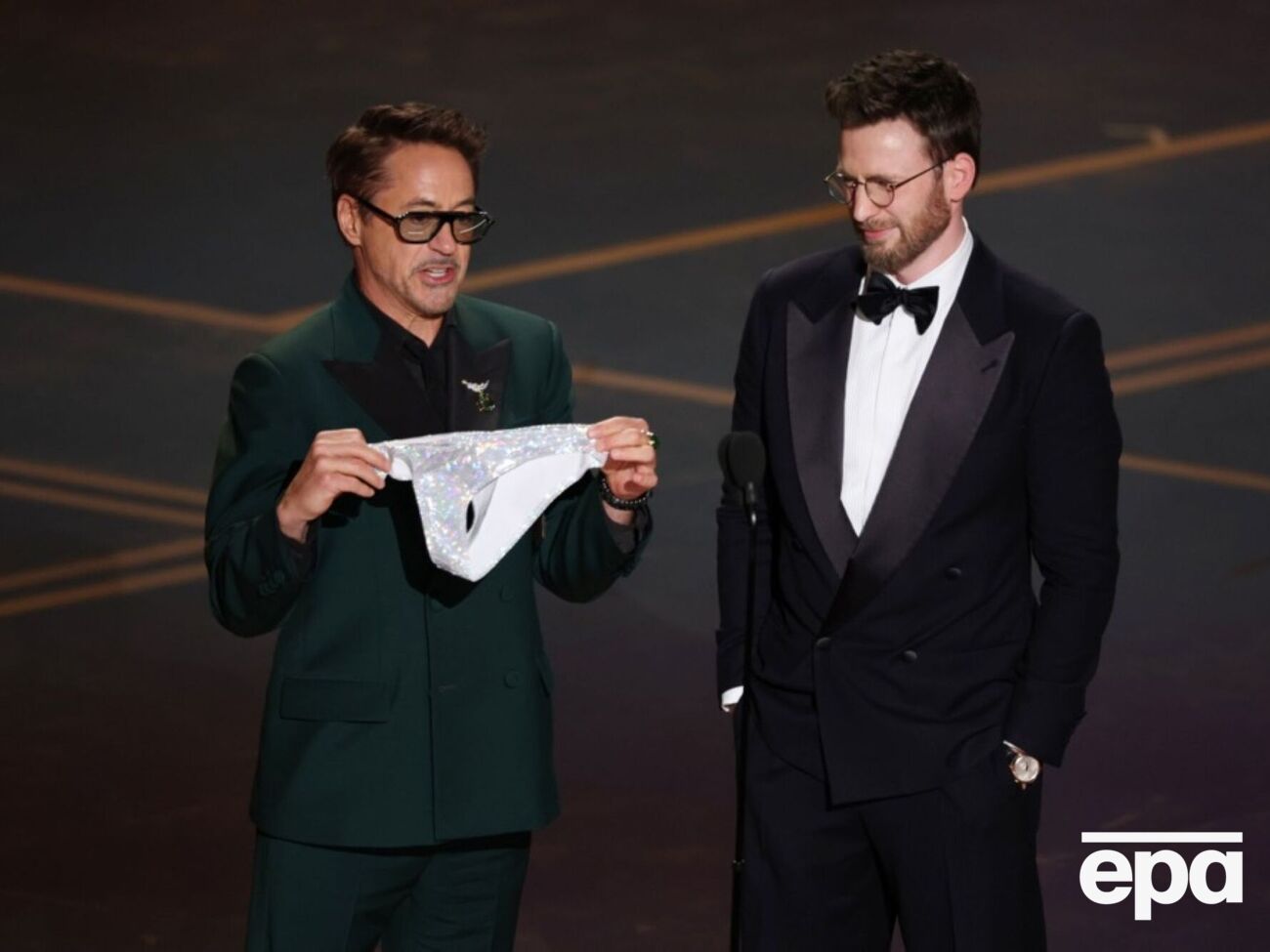 Дауні-молодший і Еванс публічно обмінялися подарунками з нагоди 14-ї річниці першого фільму про "Месників"