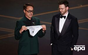 Дауні-молодший і Еванс публічно обмінялися подарунками з нагоди 14-ї річниці першого фільму про "Месників"