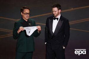 Дауні-молодший і Еванс публічно обмінялися подарунками з нагоди 14-ї річниці першого фільму про "Месників"