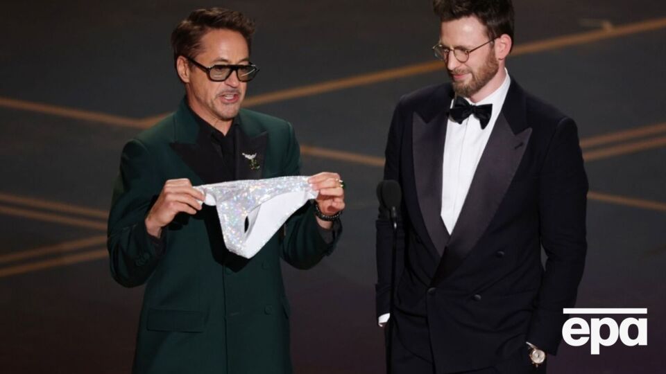 Дауні-молодший і Еванс публічно обмінялися подарунками з нагоди 14-ї річниці першого фільму про "Месників"