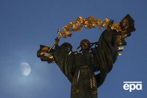 Возле Монумента Независимости в Киеве разбросаны обломки беспилотника