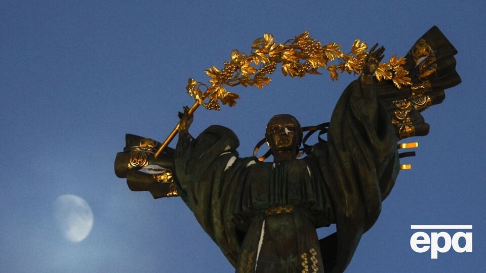 Возле Монумента Независимости в Киеве разбросаны обломки беспилотника