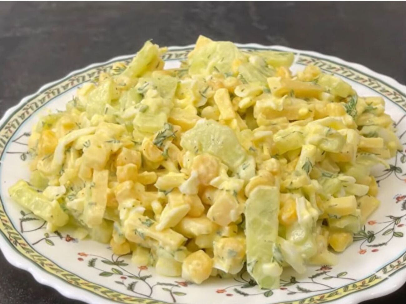 Салат нужно заправить сметаной, добавив к ней пропущенный через пресс чеснок, соль и перец