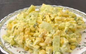 Салат нужно заправить сметаной, добавив к ней пропущенный через пресс чеснок, соль и перец