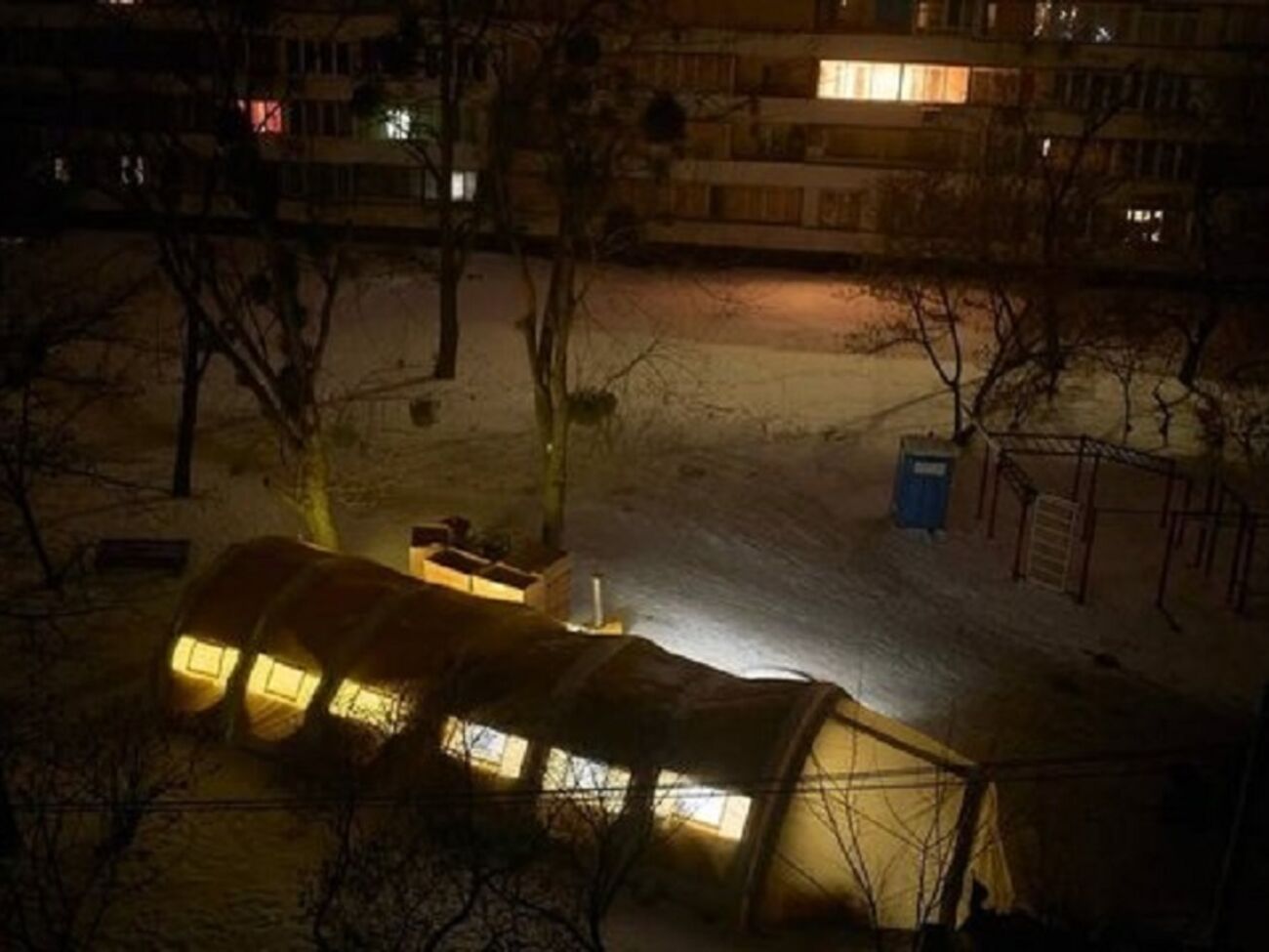 Експозиція "До світла / Into the Light" працює із 16 березня у книгарні "Сенс"