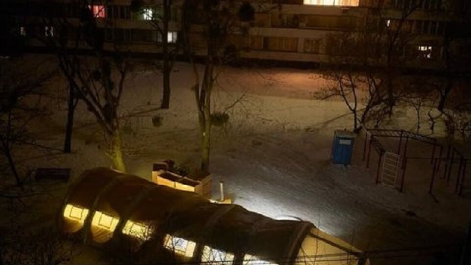 Экспозиция "До світла / Into the Light" работает с 16 марта в книжном магазине "Сенс"