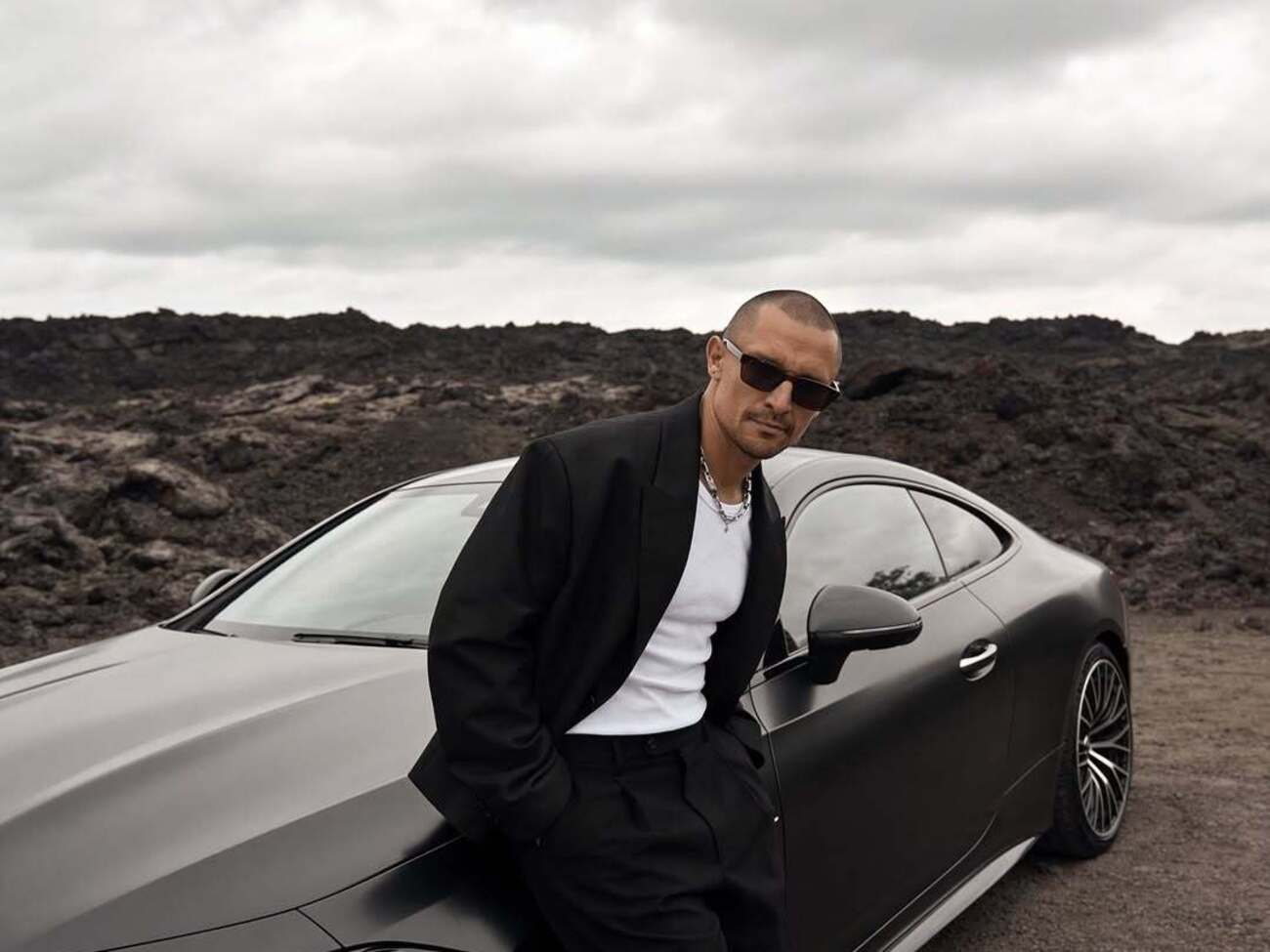 Цимбалюк сфотографировался возле авто