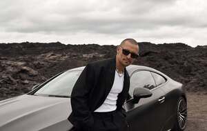 Цимбалюк сфотографувався біля автомобіля