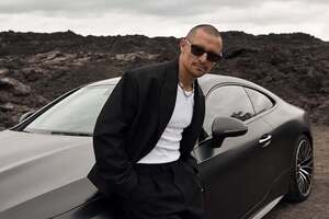 Цимбалюк сфотографувався біля автомобіля