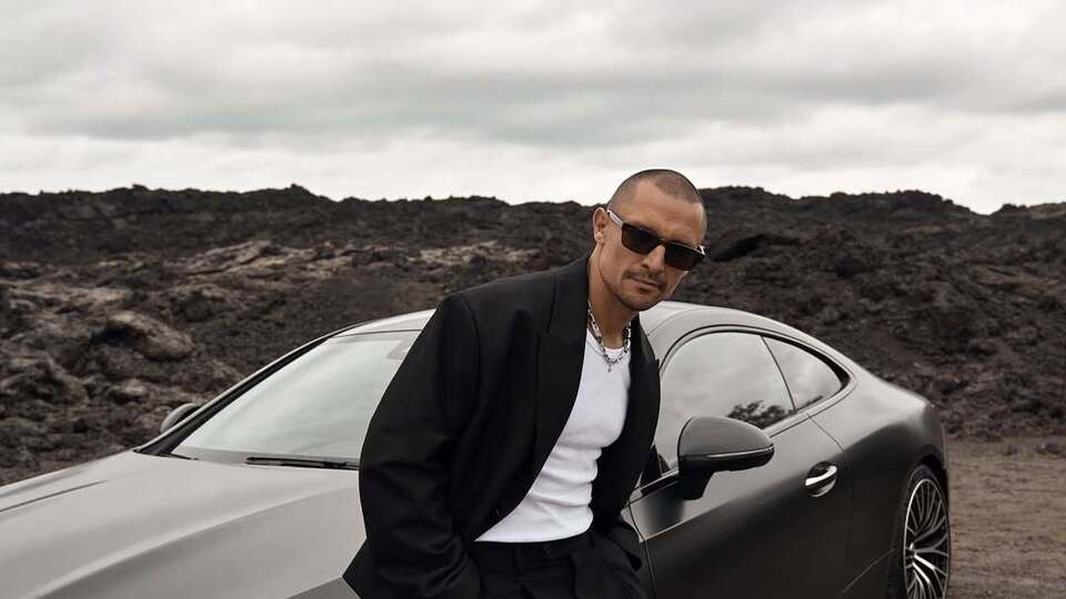 Цимбалюк сфотографувався біля автомобіля