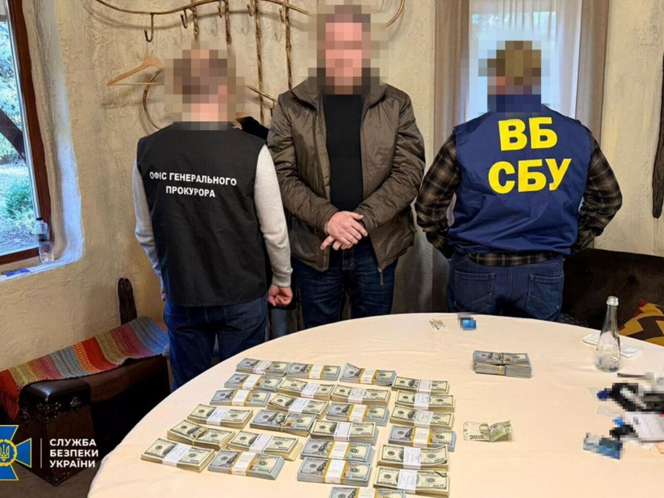 Задержали организаторов схемы и их сообщника с поличным во время передачи более $270 тыс., отметили в СБУ
