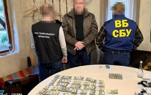 Задержали организаторов схемы и их сообщника с поличным во время передачи более $270 тыс., отметили в СБУ