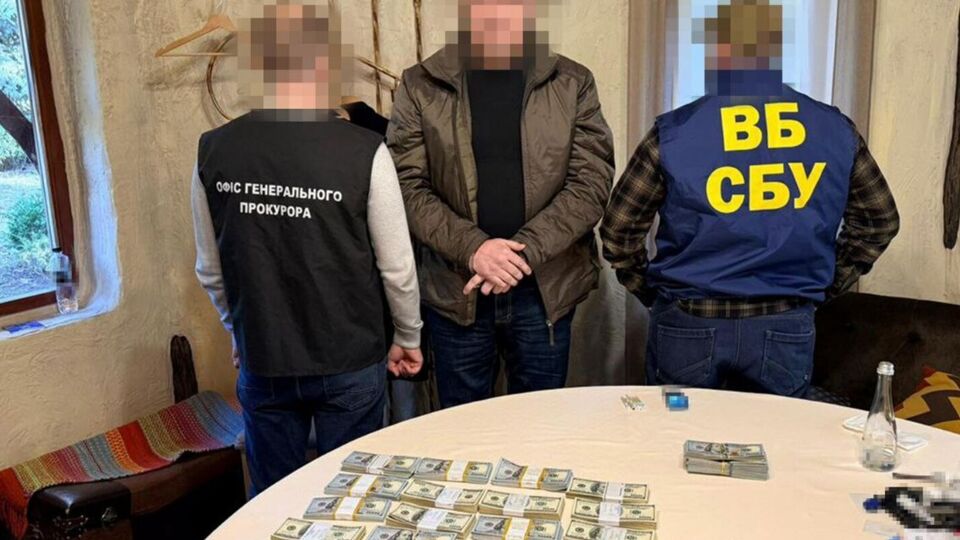 Задержали организаторов схемы и их сообщника с поличным во время передачи более $270 тыс., отметили в СБУ