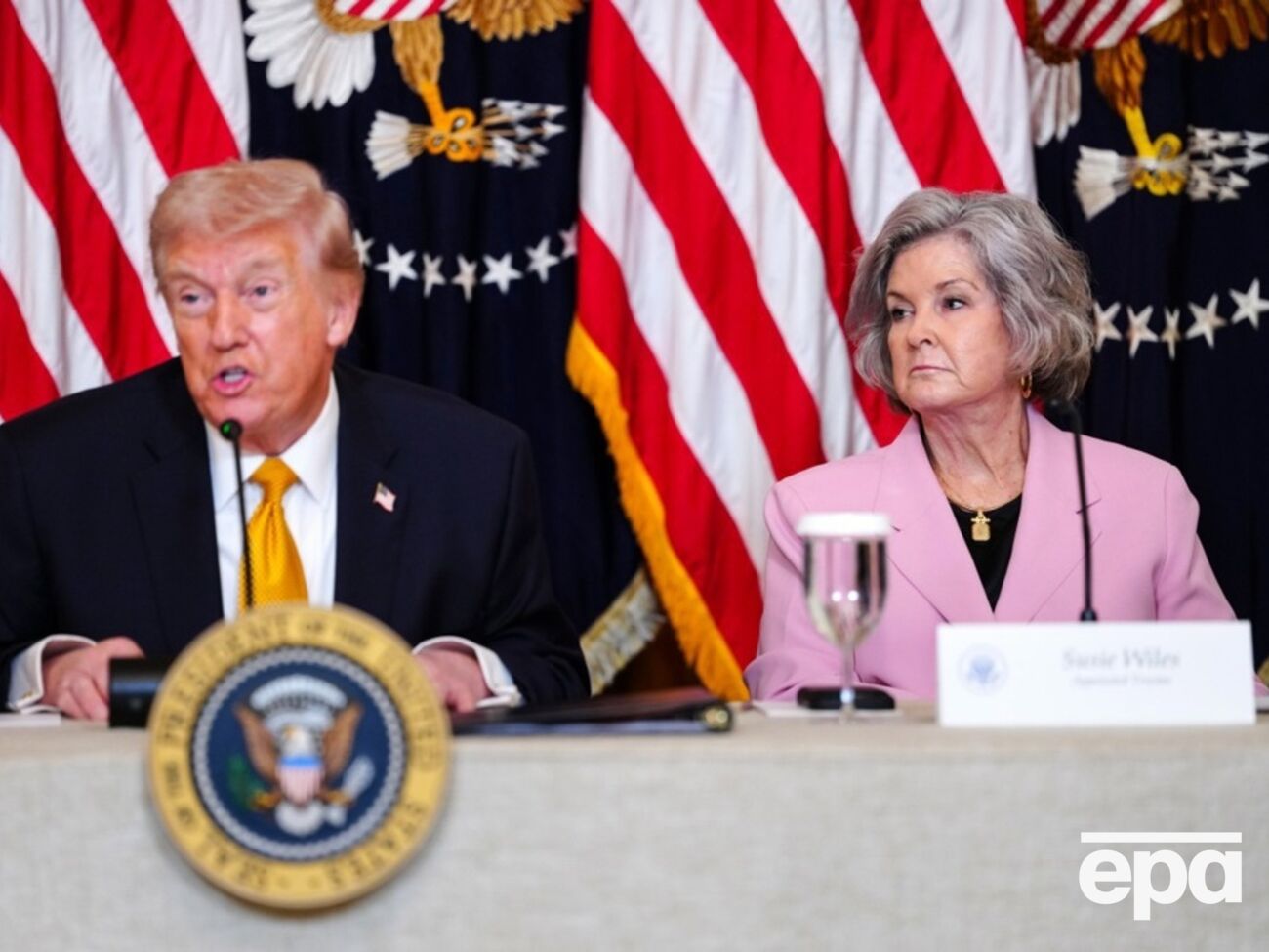 Уайлс стала первой женщиной в истории, которая возглавила аппарат Белого дома – ее на эту должность назначил Трамп после победы на выборах в 2024 году