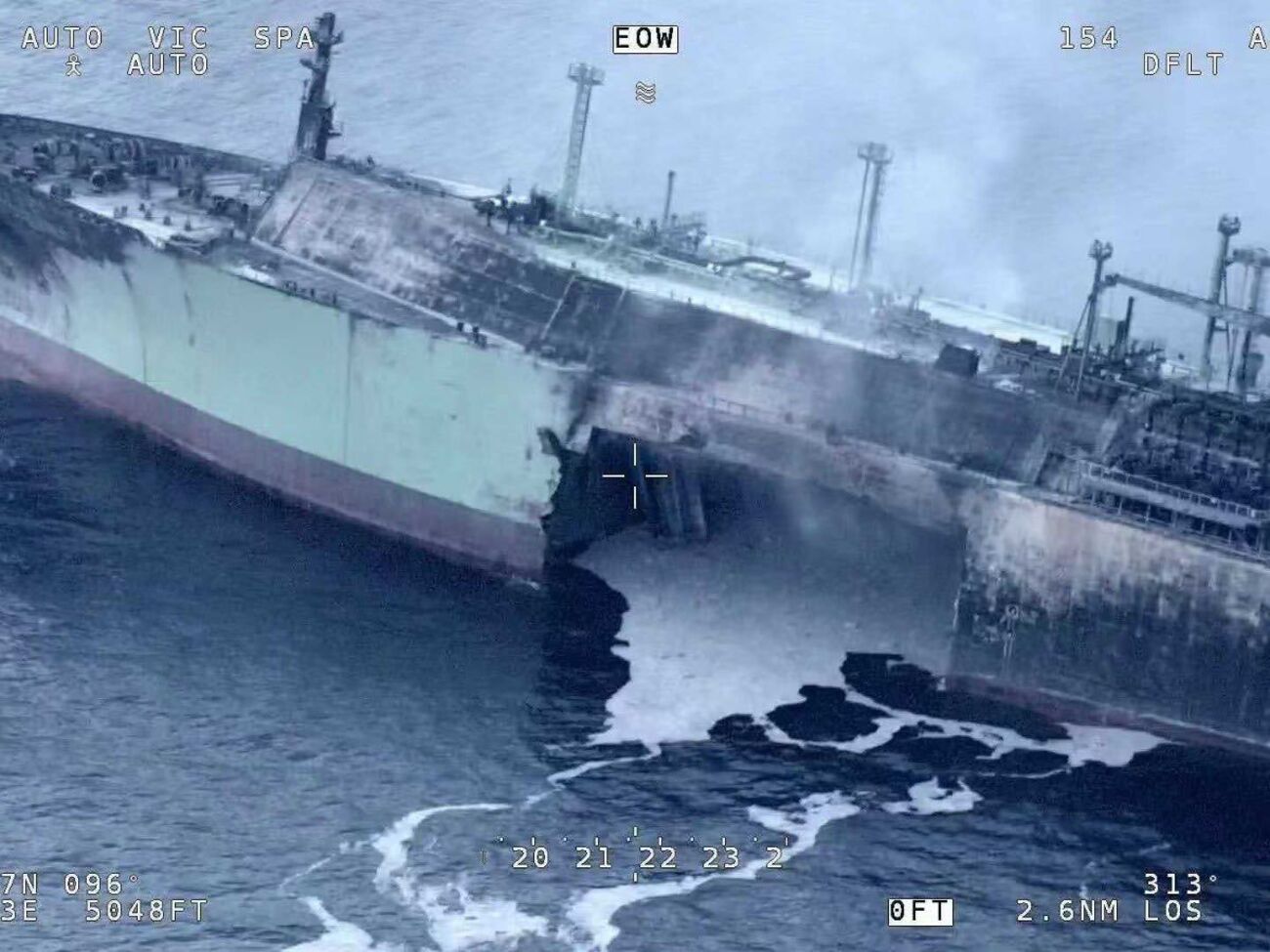 У танкера большая пробоина в левом борту