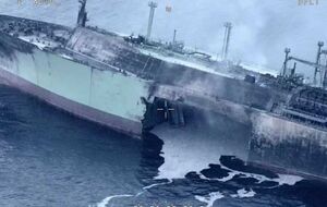 У танкера большая пробоина в левом борту