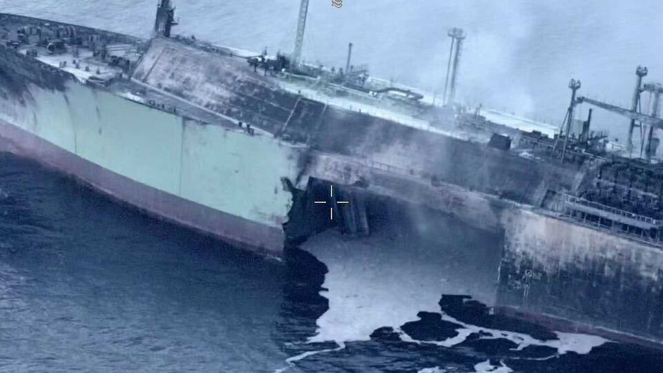 У танкера большая пробоина в левом борту