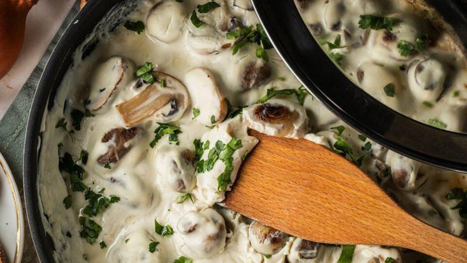 К шампиньонам добавляют зелень