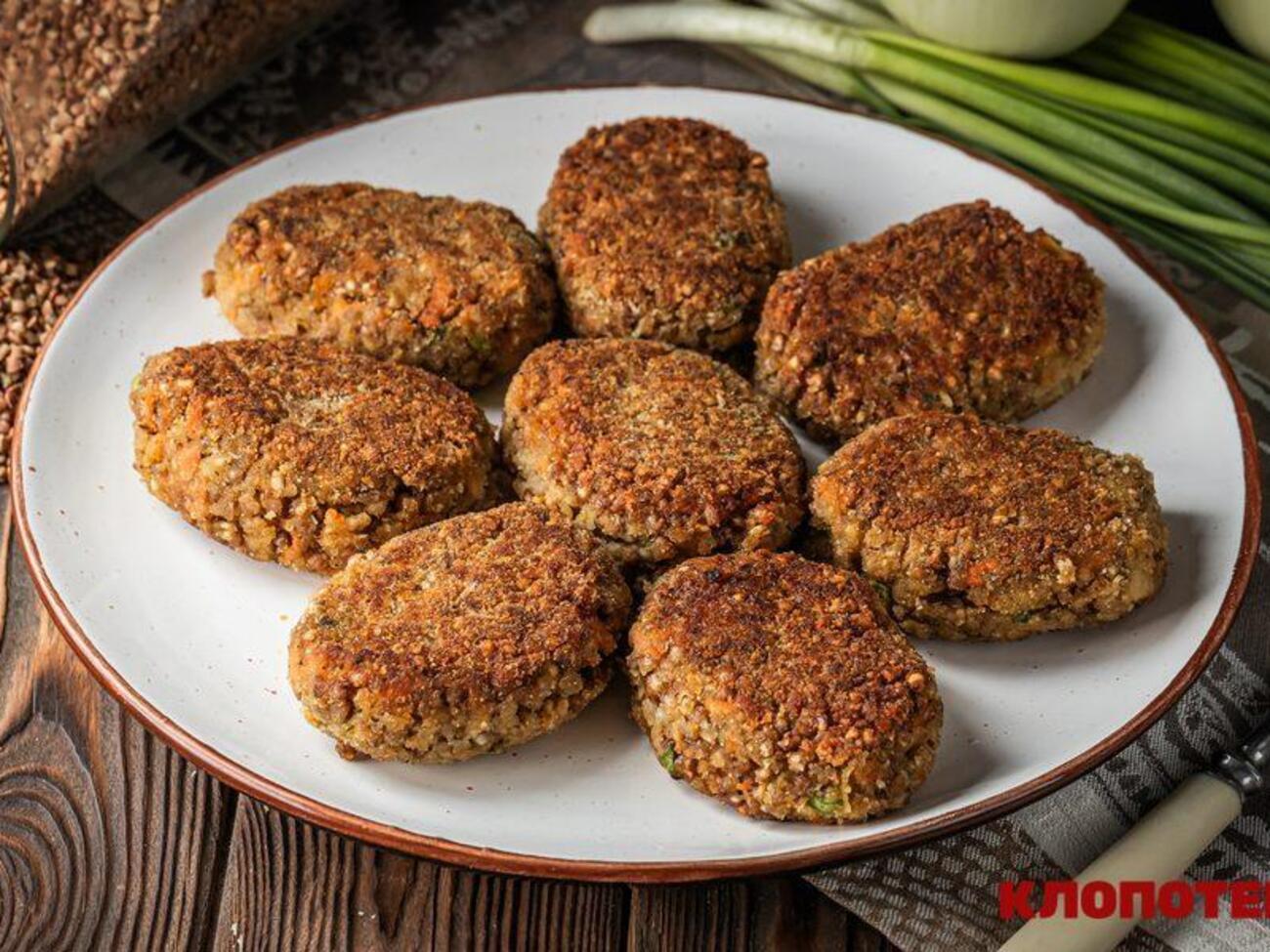 Завдяки паніруванню в сухарях котлети матимуть ідеально золотаву скоринку