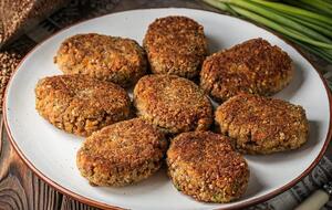 Завдяки паніруванню в сухарях котлети матимуть ідеально золотаву скоринку