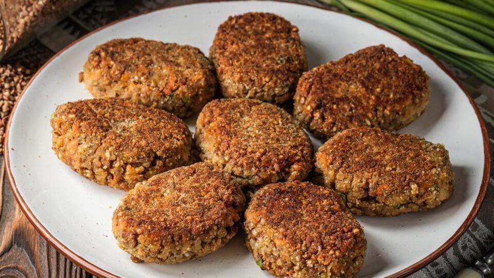 Завдяки паніруванню в сухарях котлети матимуть ідеально золотаву скоринку