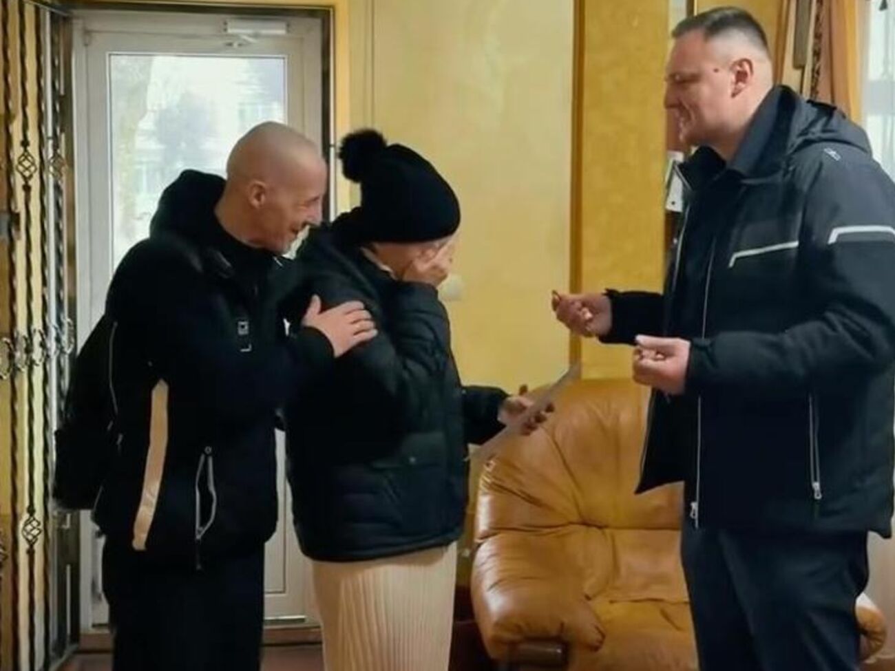 "Труха Україна" и ее основатель Лавриненко приобрели квартиру переселенцам из Лисичанска