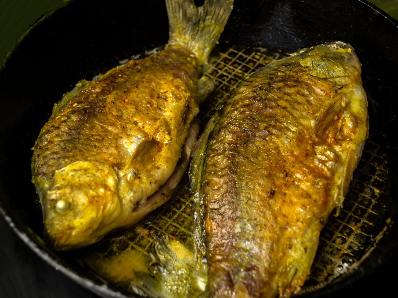 Рибу смажать на олії