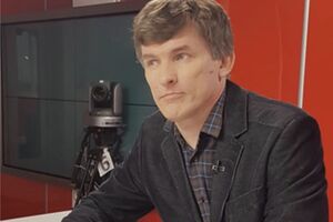 Боженька будто демонстрирует Трампа прочим лидерам и подмигивает: "Бросьте комплексовать. Видите вот это?"